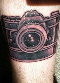 腿部黑色和粉红色的相机纹身图案
