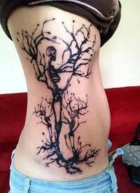 女性侧腰家族骷髅树纹身图案