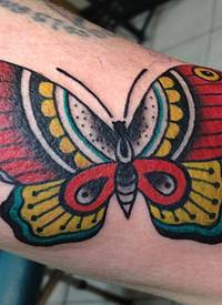 美丽的传统蝴蝶手臂纹身图案
