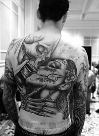 背部大面积黑白墨西哥骷髅夫妇纹身图案