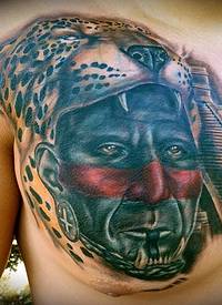 胸部彩绘写实的阿兹特克人肖像和豹头纹身图案