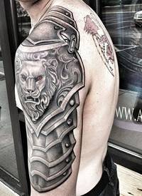 大臂灰色的中世纪肩狮子盔甲纹身图案
