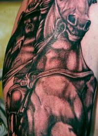 肩部棕色黑暗战士与大马纹身