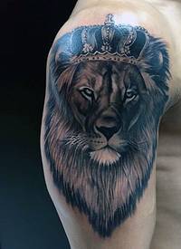 大臂黑白狮子与美丽的皇冠纹身图案
