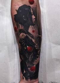 手臂彩色漂亮的日本艺妓纹身图案