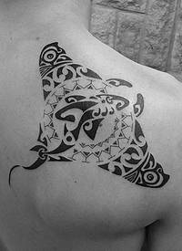背部美丽的黑色部落鳐鱼图腾纹身图案