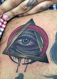 腿部彩色神秘金字塔与红月亮纹身