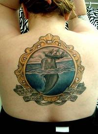 女性背部彩色鲸翻船纹身图案