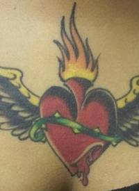 腰部彩色有翅膀的神圣之心纹身