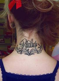 女生颈部黑白字母与藤蔓纹身图案