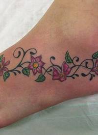 脚背鲜艳的花朵藤蔓纹身图案