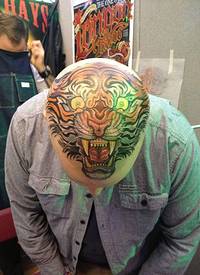 头部惊人的亚洲风格彩色老虎纹身图案