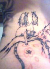 樱花树上有翅膀的猫纹身图案