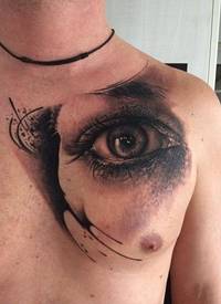 男子胸部写实逼真的眼睛纹身图案