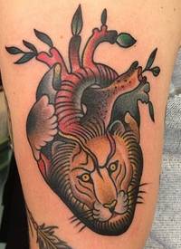 手臂彩色狮子与心脏纹身图案