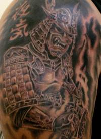 肩部棕色日本愤怒黑暗战士纹身图案