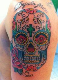 墨西哥糖果色骷髅和绿色十字架纹身图案