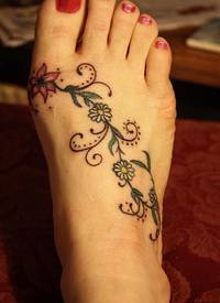 女性脚背彩色花藤纹身图案