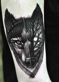 手臂黑色个性神秘的狼头纹身图案