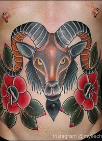 男性腹部彩色公羊与花朵纹身图案