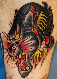 腿部彩色传统的豹头纹身图案