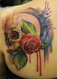 肩部水彩画头骨和红玫瑰纹身图案