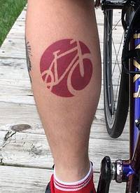 腿部简单的红色自行车形状徽章纹身