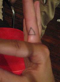 手指几何三角简约纹身图案