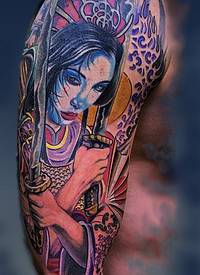 大臂壮观的五彩亚洲女战士纹身图案