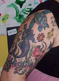 大臂彩色的海底动物美人鱼纹身图案