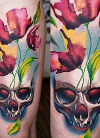 女性腿部令人惊叹的恶魔头骨纹身图案