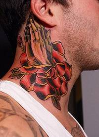 男性脖子old school红玫瑰与祈祷手纹身