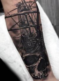 手臂现实主义风格的彩色帆船与骷髅纹身