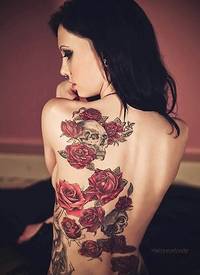 背部美丽的灰色骷髅和红色玫瑰纹身图案