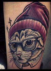 戴眼镜和帽子的猫纹身图案