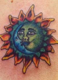 背部彩色简单的太阳和月亮纹身图片