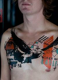 胸部飞鹰色和几何字母纹身图案