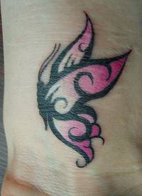 纹身粉红的蝴蝶纹身图案