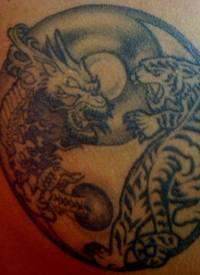阴阳八卦龙与虎斗纹身图案