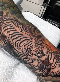 腿部日本大传统彩色老虎纹身图案