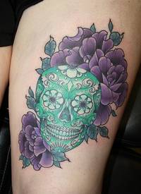 大腿可爱的翡翠骷髅和花蕊纹身图案