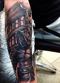 手臂黑白古怪的角斗士在罗马竞技场纹身图案