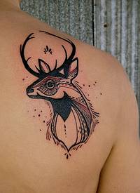 肩部不寻常的彩色鹿纹身图案