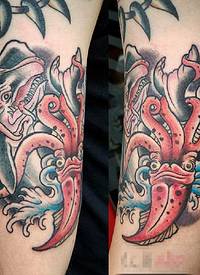 男生手臂上彩绘技巧章鱼与鲨鱼纹身图片