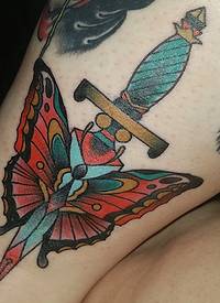 女生腿上彩绘线条匕首与蝴蝶纹身图片