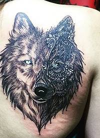 女生背部黑色素描点刺技巧创意花纹狼头纹身图片