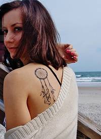 女生肩部黑色几何线条捕梦网纹身图片