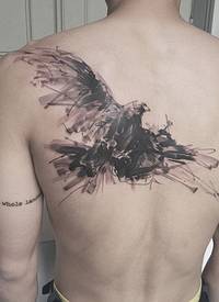 男生后背上黑色点刺水墨小动物老鹰纹身图片