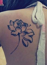 女生后背上黑色水墨抽象线条植物睡莲花纹身图片