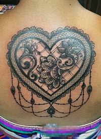 女生背部黑色素描创意蕾丝元素心形纹身图片
